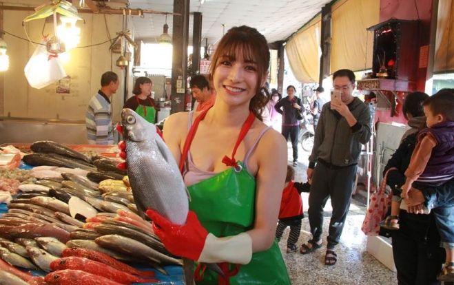 'Hot girl bán cá' nổi tiếng Đài Loan vì xinh đẹp và thần thái rạng rỡ sáng bừng chợ cá