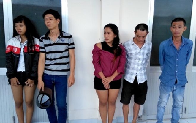 Phát hiện nhóm 'nam thanh nữ tú' phê ma tuý giấu thuốc lắc quanh quán karaoke