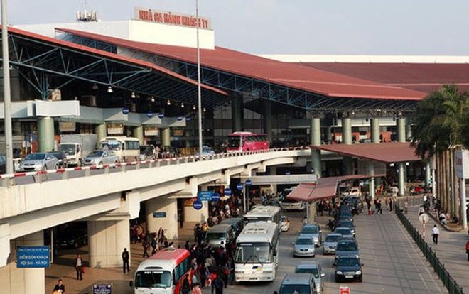 Lăng mạ, nhổ nước bọt vào mặt nhân viên an ninh sân bay Nội Bài rồi còn lăn ra sàn ăn vạ khi bị ngăn cản chèo kéo khách