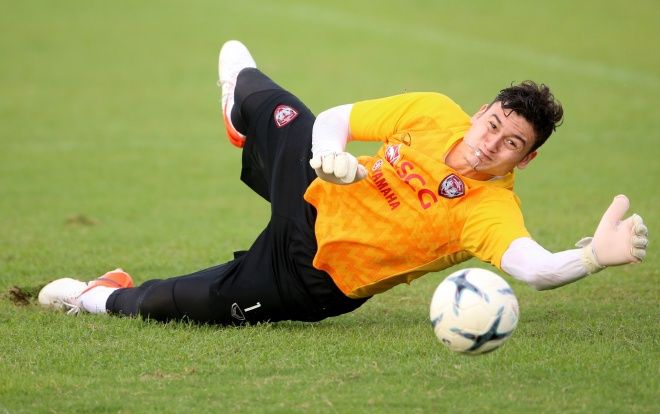 Văn Lâm toả sáng giúp Muangthong giành trọn 3 điểm