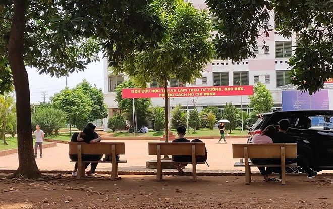 Mùa quân sự nhìn bạn bè xung quanh đứa nào cũng có người yêu, nam sinh lầm lũi làm bạn với cô đơn khiến CĐM đồng cảm