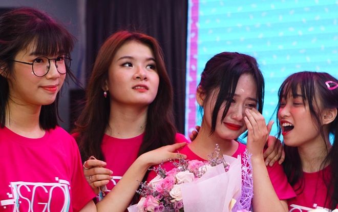 SGO48 bật khóc trước tình cảm của người hâm mộ trong buổi fan meeting đầu tiên tại TP. HCM