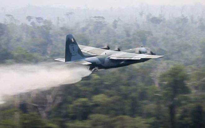 Cháy rừng Amazon: Brazil triển khai binh sĩ, máy bay chiến đấu dập lửa trước sức ép quá lớn từ thế giới