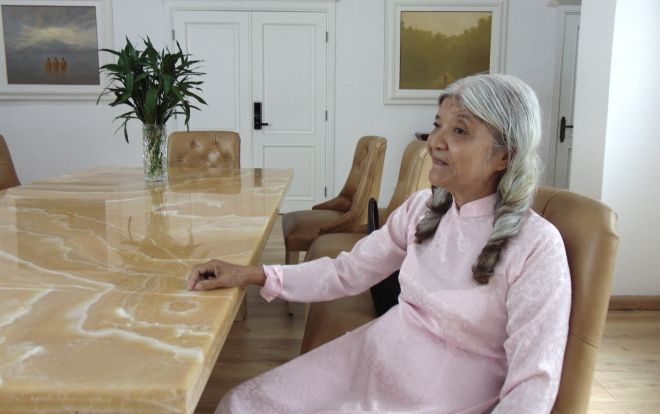 Mẹ già thi gameshow làm quà cưới cho con trai và lễ cưới đẫm nước mắt cạnh linh cữu trong đêm tối