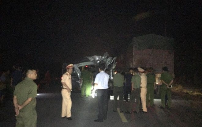 Xe khách đâm vào đuôi container đang đánh lái vào lề đường, 16 người nhập viện trong đêm