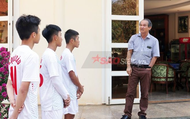 Từ cái cúi đầu của Châu Ngọc Quang đến chuyện bầu Đức 'trồng người'