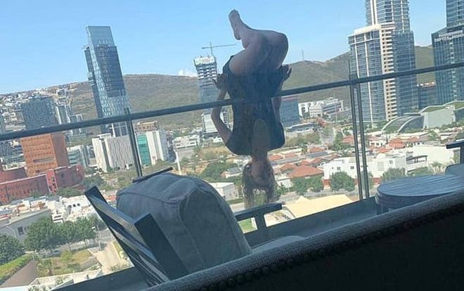 Leo lên mép ban công tầng 6 tập yoga, cô gái nhận cái kết thảm thương