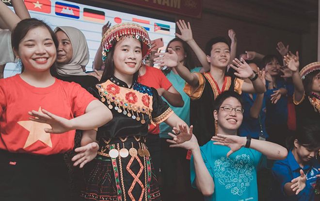 Học viện Nông nghiệp Việt Nam 'chiêu đãi' tân sinh viên bằng bữa tiệc văn hóa từ Á sang Âu