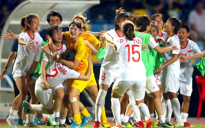 Clip: ĐT nữ Việt Nam 'quẩy' tưng bừng trên xe sau khi vô địch AFF Cup nữ trên đất Thái Lan