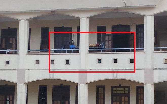 Quá mệt mỏi với các bạn trong phòng, nam sinh đem hẳn giường ra hành lang ngủ khiến CĐM được phen cười ngất!