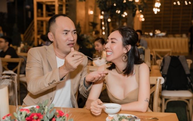 Vợ chồng Thu Trang - Tiến Luật mặc đồ đôi, tình tứ âu yếm nhau giữa sự kiện