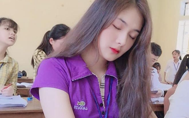 Chỉ một bức ảnh chụp vội trong lớp học, nữ sinh Đại học Hòa Bình khiến dân mạng 'dậy sóng' gọi tên 'Quỳnh búp bê'