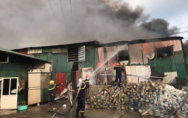 Cháy lớn tại kho chứa hàng linh kiện điện tử ở đường Nguyễn Xiển