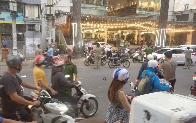 Chạy xe máy trên đường, người đàn ông bị nhóm giang hồ rượt chém gần lìa cánh tay