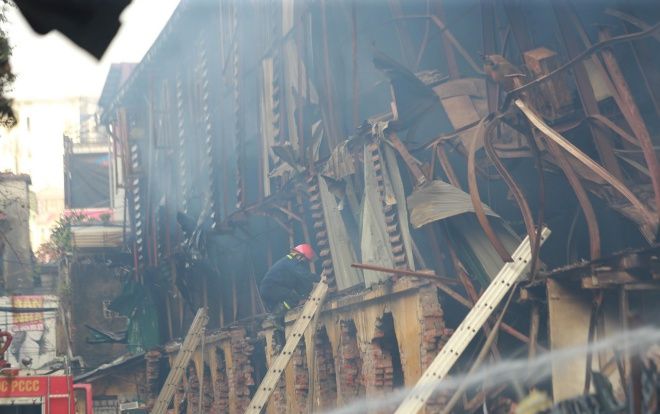 Công ty phích nước Rạng Đông tan hoang sau cháy lớn: 'Chưa bao giờ ở đây hỏa hoạn khủng khiếp đến như thế, nhiều hộ dân trắng đêm mất ngủ'