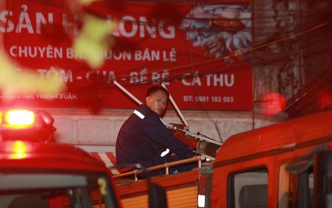 Vụ cháy ở công ty phích nước Rạng Đông: Gần 1000 cảnh sát và hơn 50 xe cứu hoả trắng đêm dập lửa, có người bị sốc khói