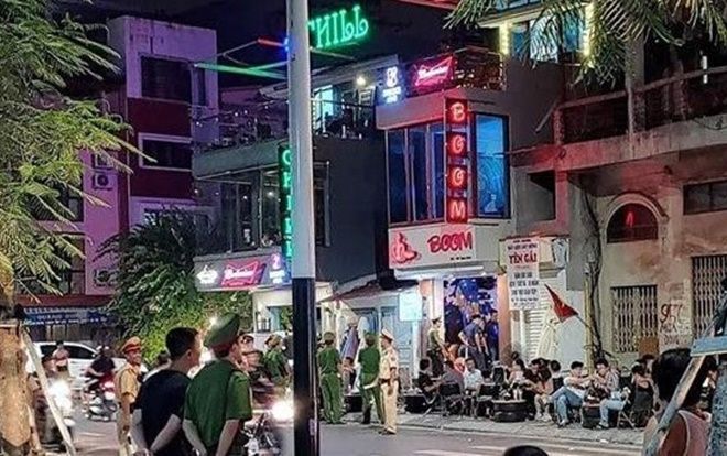 Đột kích tụ điểm kinh doanh trái phép phát hiện nhiều khách đang 'phê' bóng cười