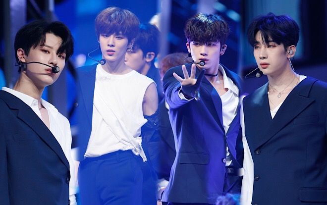 Khoảnh khắc tuột áo tạo nên lịch sử của Kim Woo Seok (X1), áp đảo trên sân khấu 'M Countdown'