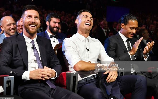 Ronaldo cực điển trai, 'buôn chuyện' cùng Messi trong lễ bốc thăm trao giải của UEFA
