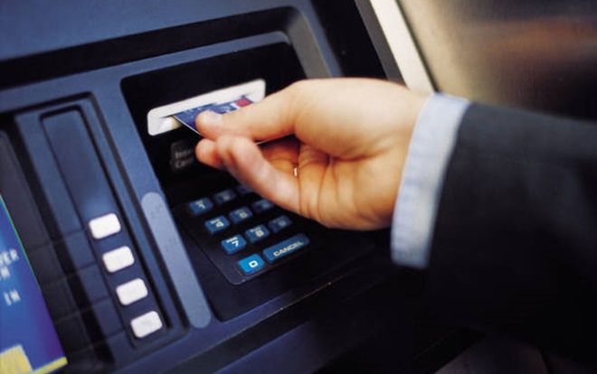 Phát hiện người đàn ông nước ngoài gắn vật thể lạ vào trụ ATM ở Sài Gòn