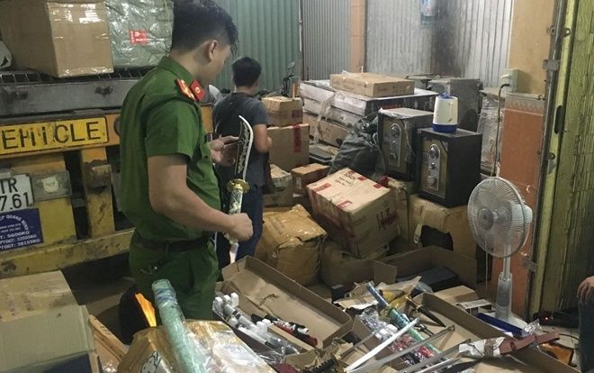 Phát hiện xe container vận chuyển nhiều vũ khí và hàng hóa nhập lậu ở Thừa Thiên - Huế
