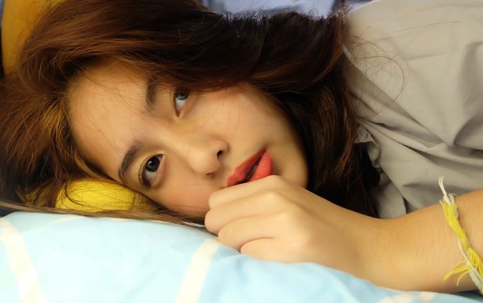 Vẻ đẹp hút hồn của bạn gái trung vệ thép ĐT Thái Lan