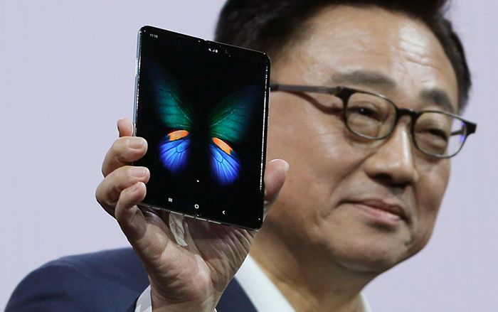 Smartphone màn hình dẻo đầy tham vọng của Samsung sẽ lên kệ lại ngày 6 tháng 9