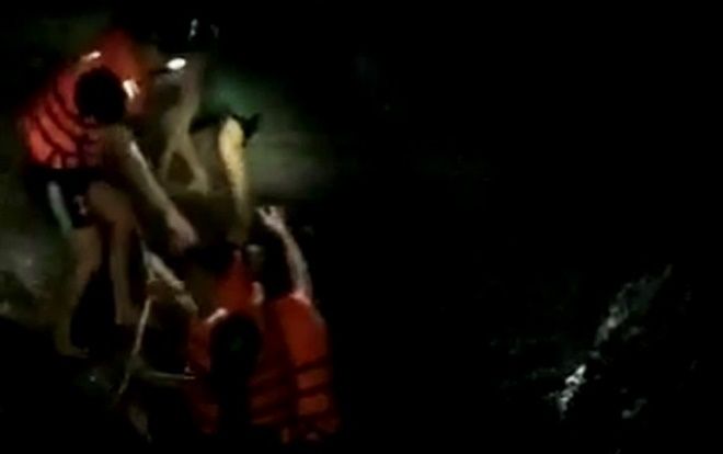 Hơn 3 giờ căng mình giải cứu 4 học sinh mắc kẹt giữa dòng lũ dữ