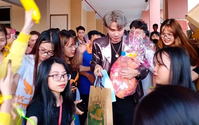 Clip gây choáng: Hàng trăm fan vây chặt không kẽ hở, Jack - K-ICM ghi điểm thân thiện níu kéo chẳng rời