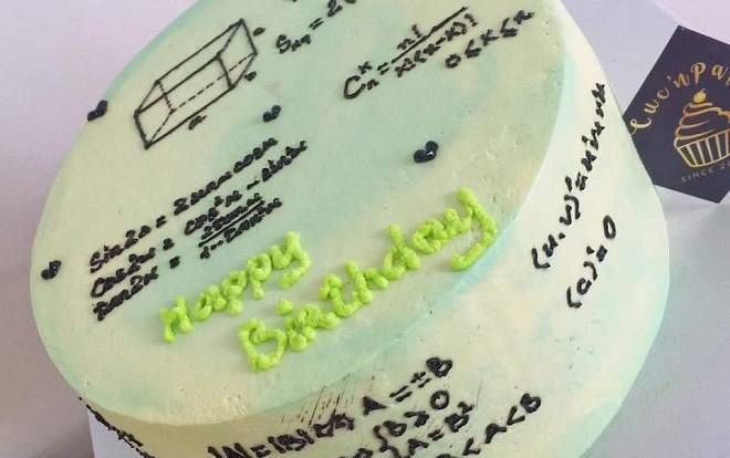 Chiếc bánh kem được trang trí bằng các hàm 'sin- cos - tan' độc đáo của lớp chuyên Toán khiến CĐM thích thú