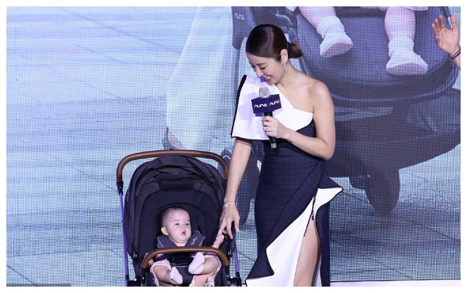 Lâm Tâm Như diện váy xẻ táo bạo tiết lộ những thay đổi của Hoắc Kiến Hoa từ khi có con gái