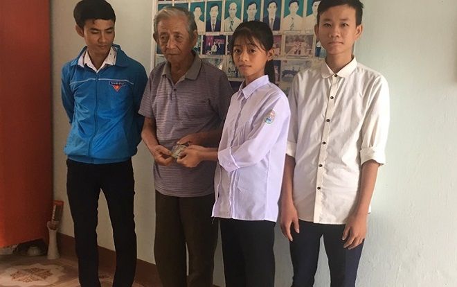 Nhặt được 14 triệu đồng, hai học sinh THPT tìm người trả lại