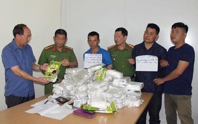 Cảnh sát vây bắt 2 người đàn ông vận chuyển 50kg ma túy, trị giá khoảng 10 tỷ đồng