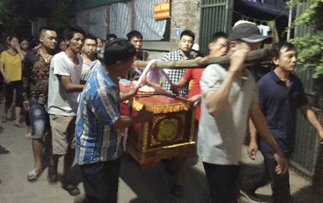 Đẫm nước mắt đám tang lặng lẽ tiễn biệt bé gái 14 tháng tuổi trong vụ án thảm sát gia đình em trai