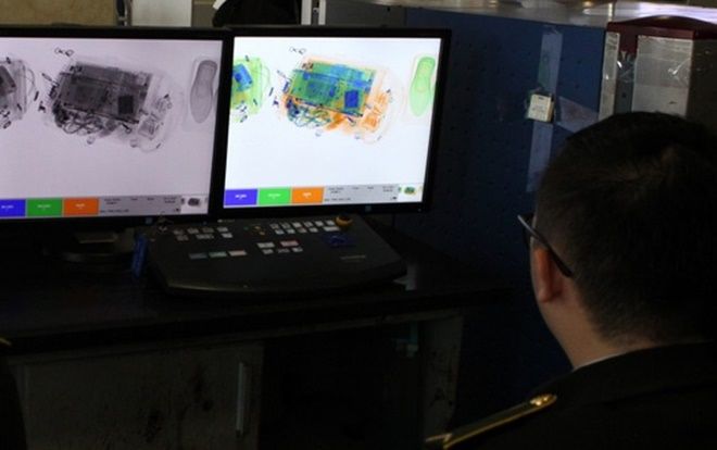 An ninh hàng không phát hiện nữ hành khách mang súng hơi lên máy bay