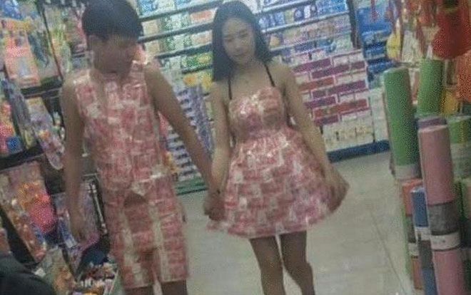 Thản nhiên mặc đồ đôi làm từ tiền giấy đi siêu thị, cặp đôi nhận kết đắng