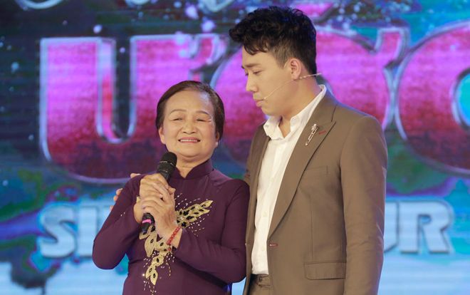 Trấn Thành nể phục nghệ nhân bài chòi 68 tuổi nhặt ve chai nuôi mẹ chồng đã ngoài 90