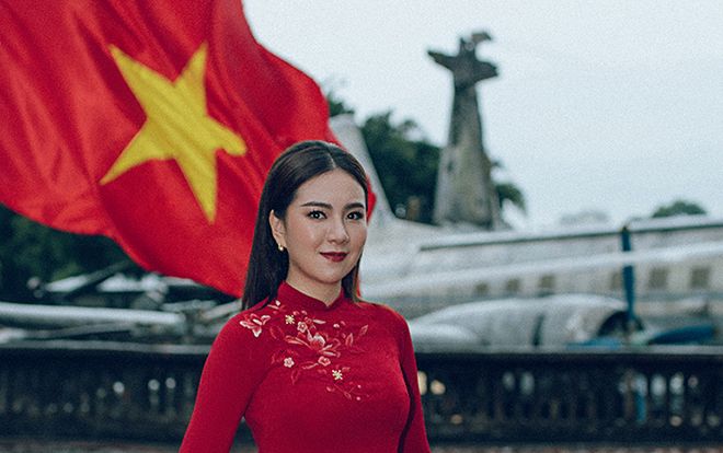 MC đẹp nhất VTV mặc áo dài đỏ thắm tha thướt dưới Cột cờ Hà Nội ngày Quốc Khánh