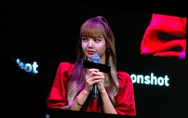 Lisa (BlackPink) không kìm được nước mắt xúc động trước những lời nhắn nhủ chân thành của fan