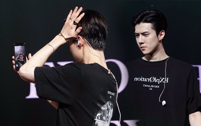 Sehun (EXO) sử dụng điện thoại khán giả trong concert, fan 'ngã ngửa' khi biết mục đích thực sự