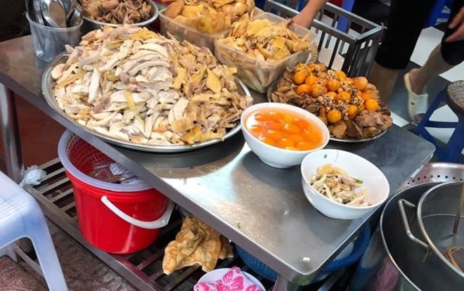 Cô nàng hoảng hốt thanh toán 445k cho 4 bát phở gà nhưng dân mạng lại gật gù đồng ý mức giá này là bình thường