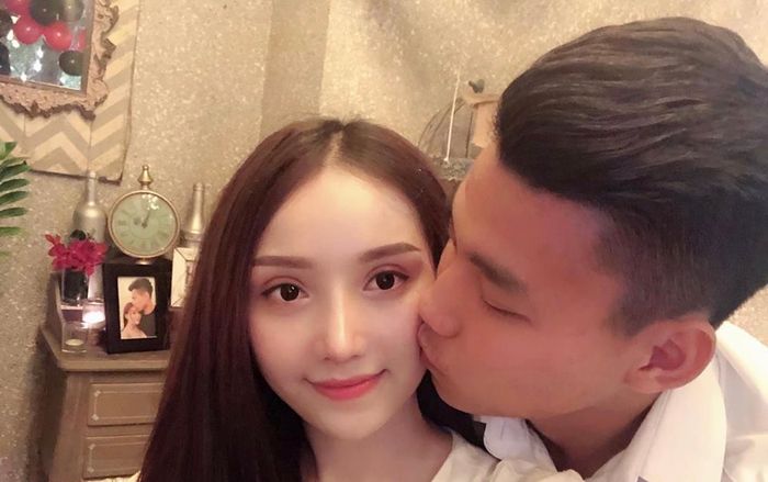 Người yêu sao gốc Việt của ĐT Thái Lan kém sắc so với bạn gái Văn Thanh