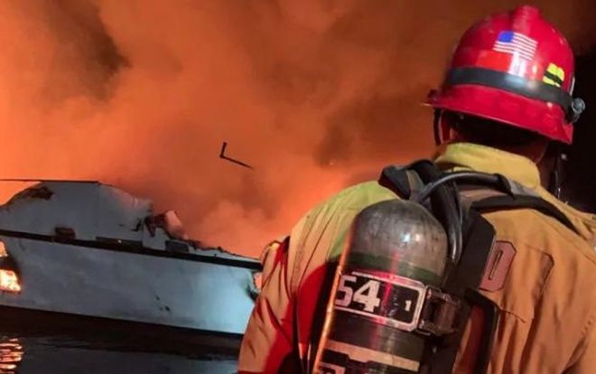 Tàu du lịch Mỹ bốc cháy, 8 người chết và hàng chục người còn mất tích