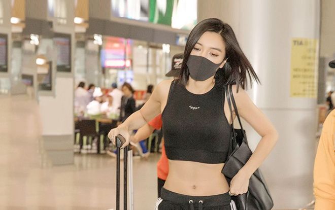Thời trang sân bay của Bích Phương khoe eo thon thôi mà đẹp không kém gì sao Hàn