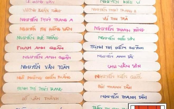 Quên kiểu gọi tên lên kiểm tra bài cũ đi, giáo viên 'lớp người ta' chơi xóc thẻ khiến học trò nín thở… đợi thẻ rơi