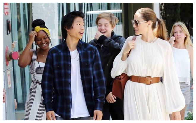 Angelina Jolie diện đầm trắng mềm mại dịu dàng ra phố ăn trưa cùng các con