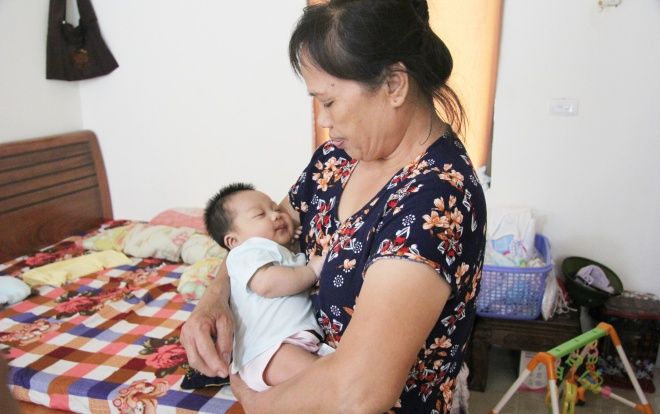 Xót xa hình ảnh bé gái 48 ngày tuổi vĩnh viễn mất mẹ sau thảm án ở Hà Nội: 'Đây là món quà mẹ cháu để lại, chúng tôi phải cố lo cho cháu nên người'
