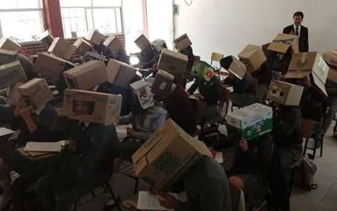 Bắt học sinh đội bìa cát tông trùm kín đầu làm bài để tránh gian lận, thầy giáo gây tranh cãi dữ dội