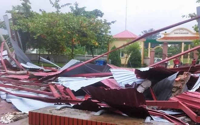 Lốc xoáy ở Hà Tĩnh cuốn phăng mái trường học trước khai giảng