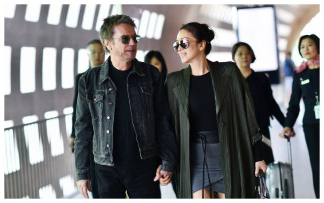 Củng Lợi xuất hiện cực ngầu tại sân bay bên cạnh ông xã 71 tuổi